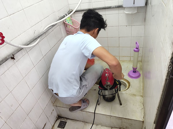 二七管道堵塞冒臭气 专业师傅现场解决问题